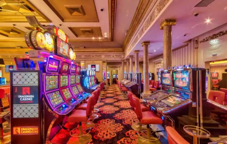 Live Baccarat ကတ်ဂိမ်း မြန်မာ Live Dealer ကစားနေသောမြင်ကွင်း